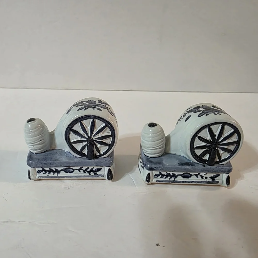 Vtg Spinning Wheel Salt Pepper Shaker Set Blue White Floral Pattern
